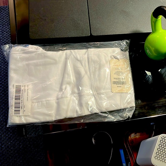 FABLETICS! White MILA pocket shorts 4”, great for Summer Wear - Picture 1 of 2